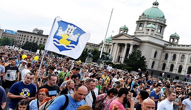 بالصور؛ تظاهرات في بلغراد رفضا لمشروع عقاري اماراتي كبير