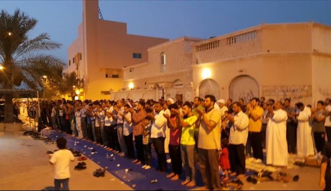 بالصور؛ المعتصمون امام منزل الشيخ قاسم يؤدون الصلاة ويتناولون الافطار