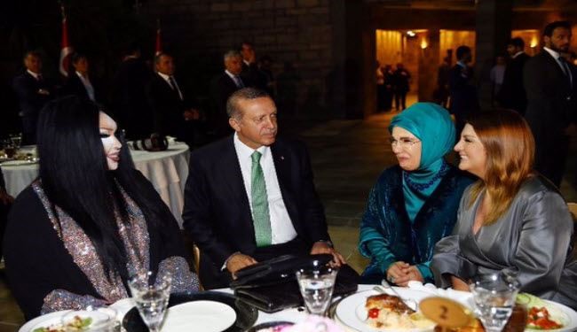صورة لأردوغان على مائدة الافطار مع ممثلة 