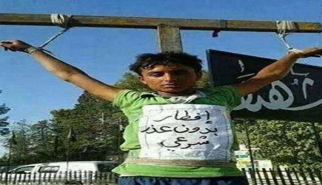 داعش اینگونه روزه خواران را مجازات می کند +تصاویر