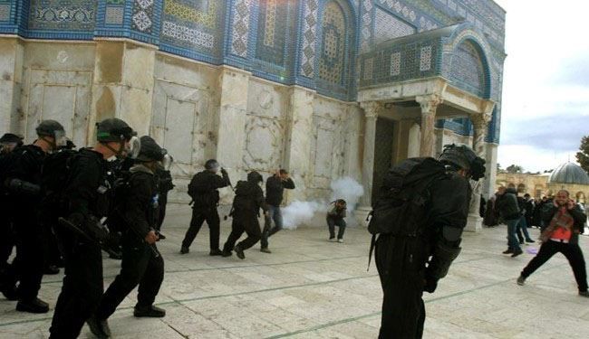 قوات الاحتلال تعتدي على المعتكفين في المسجد الأقصى
