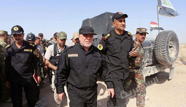 العبادي يرفع العلم العراقي وسط الفلوجة ويعد برفعه في الموصل