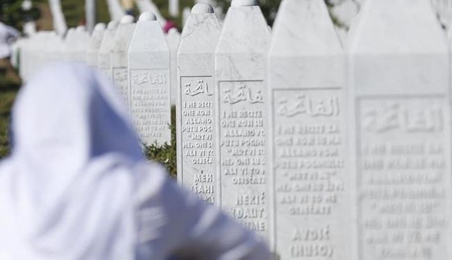 دفن رفات 127 من ضحايا مجزرة 