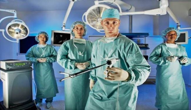 لماذا يرتدى الطبيب اللون الأخضر في غرفة العمليات؟