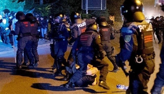 الأمن المجري يعتدي بالضرب بوحشية على المهاجرين