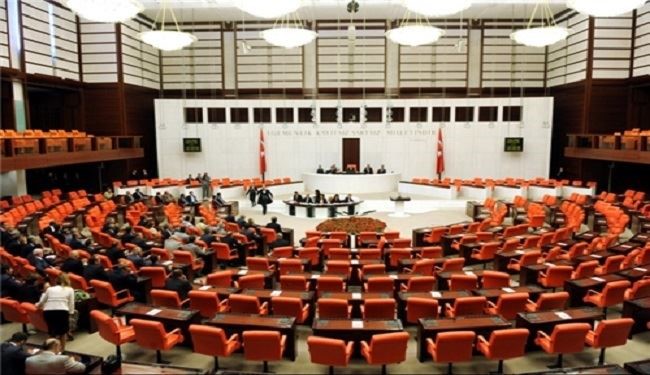 الأحزاب الأربعة الرئيسية في تركيا تندد بمحاولة الانقلاب