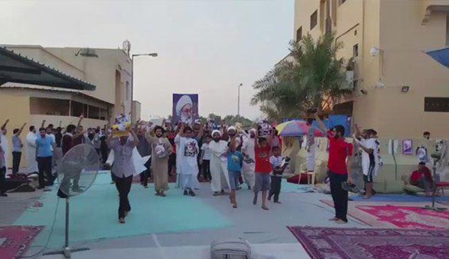 قوات آل خليفة تقتحم ساحة اعتصام الدراز وآلاف البحرينيين يتصدون لها