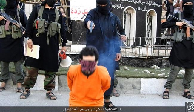 Graphic PICS: Daesh Executes a Man for Insulting “GOD” in Syria