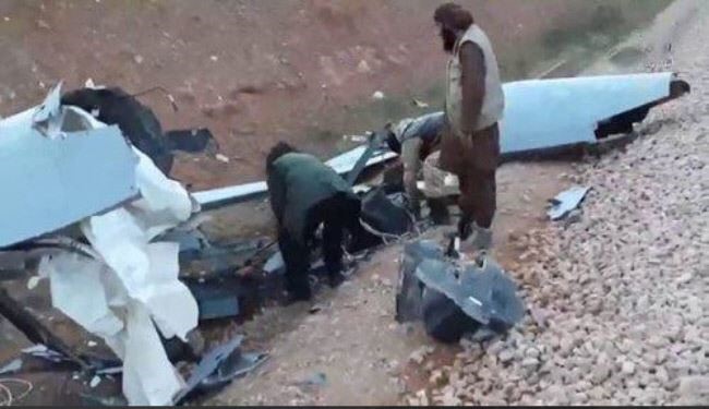 بالصور/داعش يعرض صور حطام طائرة اميركية أسقطها بالأنبار