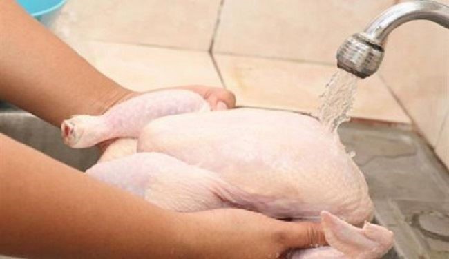 لهذا السّبب لا تغسلوا الدجاج تحت صنبور المياه!