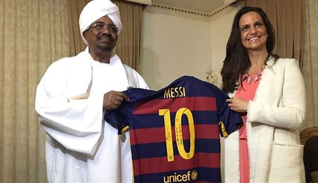 ميسي يهدي قميصه للرئيس السوداني +صور