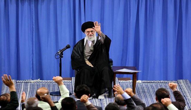 بالصور؛ قائد الثورة الاسلامية يستقبل حشدا من مختلف شرائح الشعب