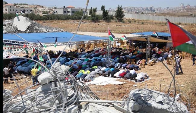 فلسطینی‌ها نماز خود را در کنار خانه‌های ویران شده خواندند