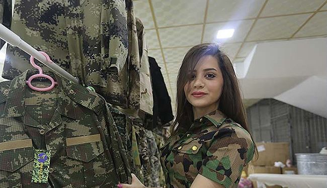 بالصور؛ شابة تفتتح معملا للزي العسكري في السليمانية