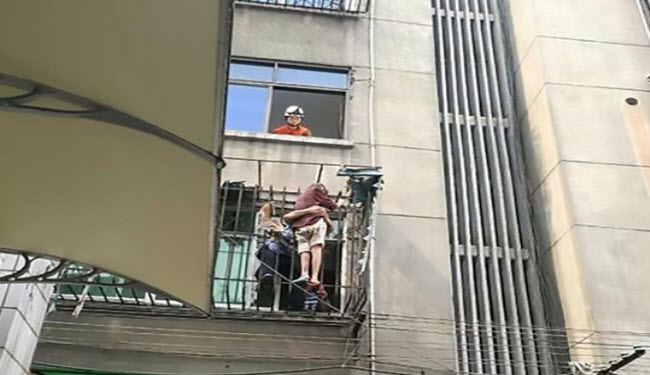 صور...يمسك خصره 30 دقيقة ... النتيجة مذهلة!