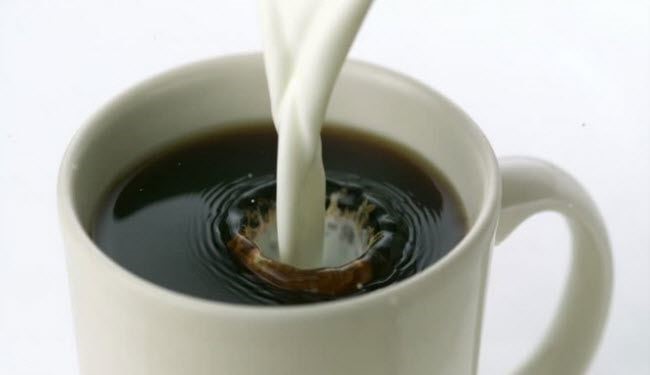 هل تشربون الشاي بعد إضافة الحليب إليه؟! .. إليكم هذه المفاجأة