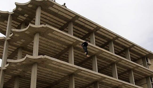 اعدام از بالای ساختمانی در موصل مقابل چشم کودکان! +عکس