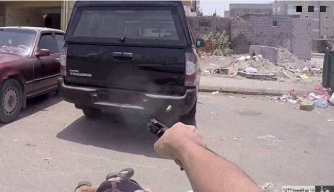 صور.. لحظة إطلاق داعشي النار على رأس عقيد شرطة في عدن
