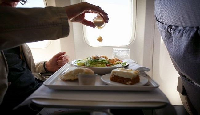 ماذا يمكننا أن نأكل ونشرب على متن الطائرة؟