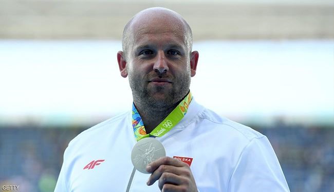 بطل أولمبي يبيع ميداليته لإنقاذ حياة طفل