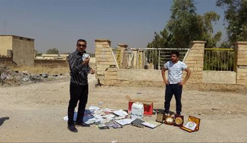 بالصور/ كاتب يحرق كتبه في كردستان العراق.. والسبب؟!