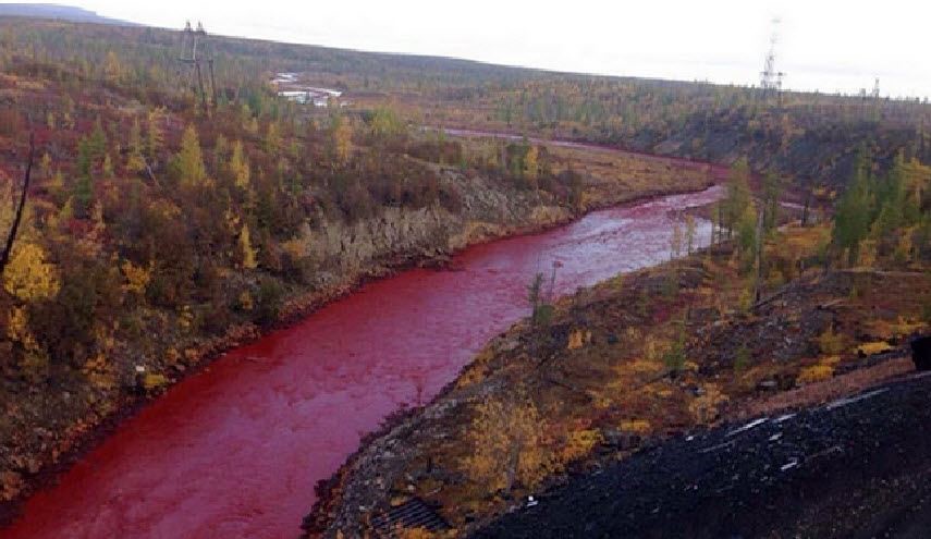 نهر يتحول إلى لون أحمر دموي في سيبيريا ويحير السلطات!