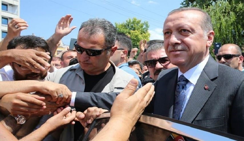 پنهان شدن شهروند ترک از ترس عادت اردوغان+تصاویر