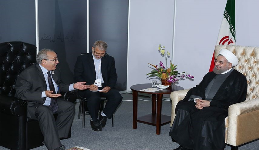 الرئيس روحاني يؤكد على ضرورة تعزيز العلاقات مع الجزائر