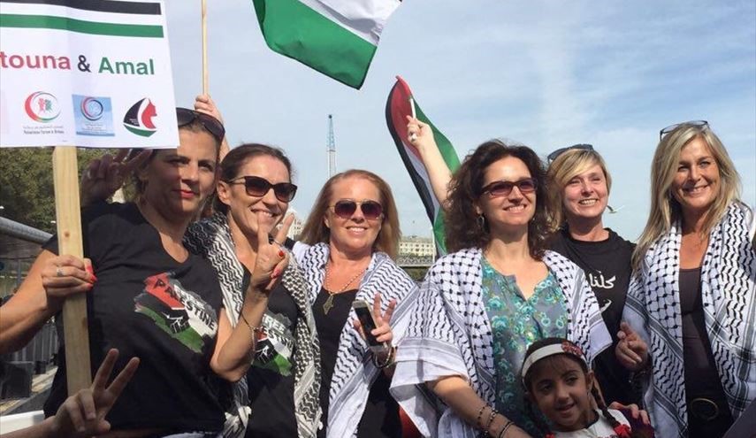 صور/ نشطاء يبحرون في نهر التايمز تضامناً مع الاسطول النسوي الى غزة