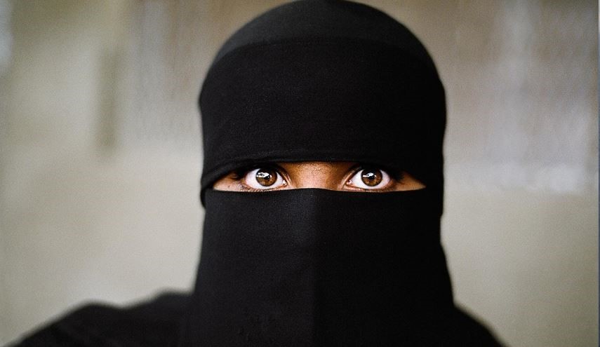 زن نقابدار دوباره در موصل ظاهر شد؛ داعش قربانی داد