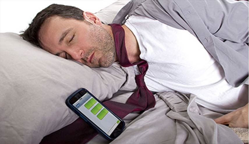 چرا هنگام خواب، باید تلفن همراه را از خود دور کنید؟!