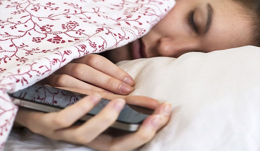 لهذه المخاطر الصحية لن تنامَ بعد اليوم وهاتفك بجانبك