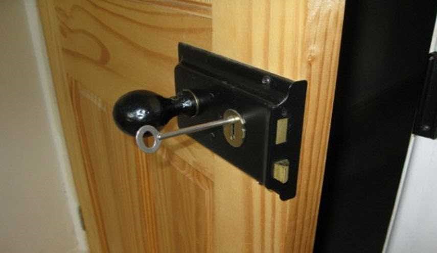 ما الفرق بين قفلة واحدة وقفلتين في مفتاح الباب ؟