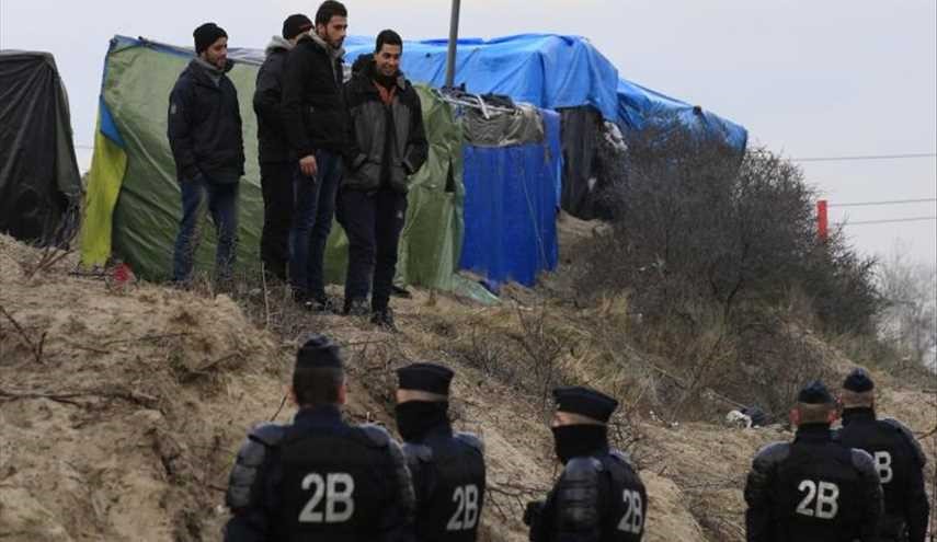 الشرطة الفرنسية تسرق هواتف وأحذية المهاجرين في مخيم كاليه!