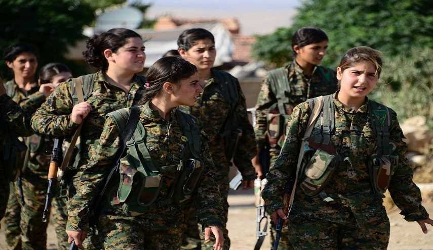بالصور.. مقاتلة كردية تأسر 3 من داعش