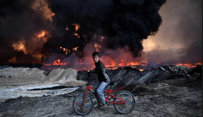 شاهد: أطفال الموصل واللعب وسط دخان 