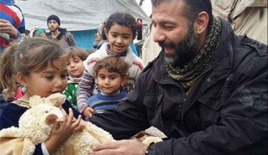 این مرد  فنلاندی با اسباب بازی وکودکان سوری در حلب کلاه برداری می کرد