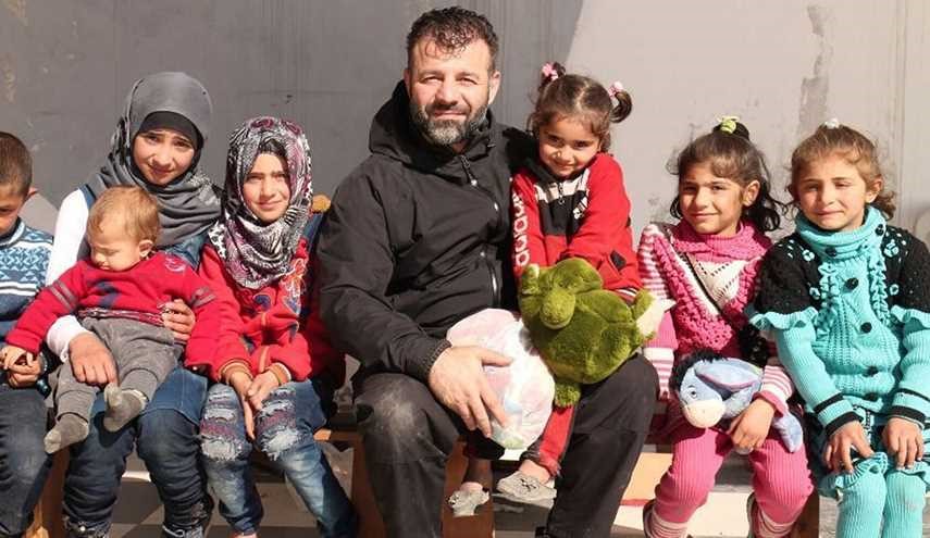 صور؛ فضيحة مدوية للإعلام الغربي: من هو «مهرّب الألعاب» لأطفال حلب؟!
