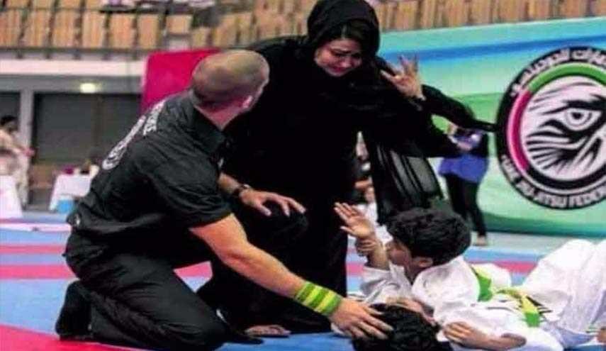 بالصورة؛ إماراتية تقتحم مباراة “جودو” دفاعا عن ابنها