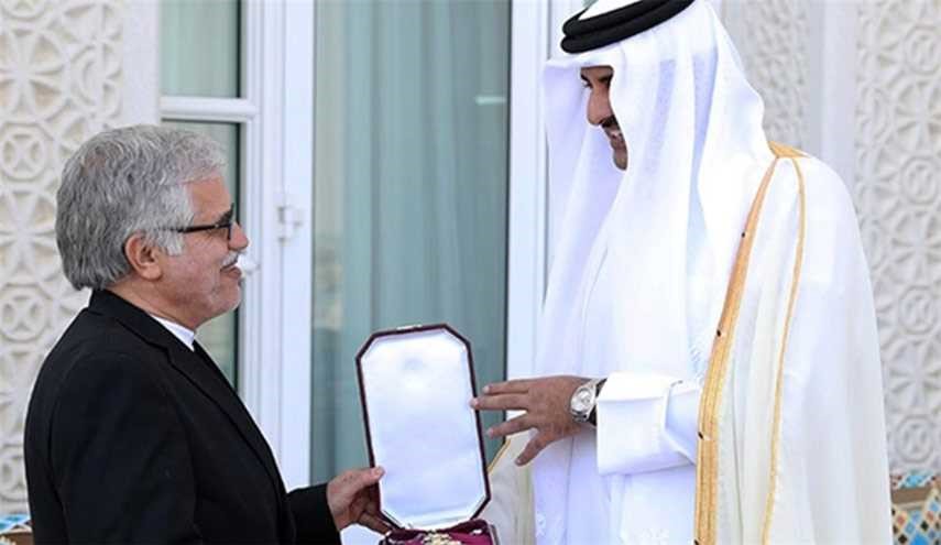 امير دولة قطر يقلد السفير الايراني وشاح الاستحقاق في ختام فترة عمله