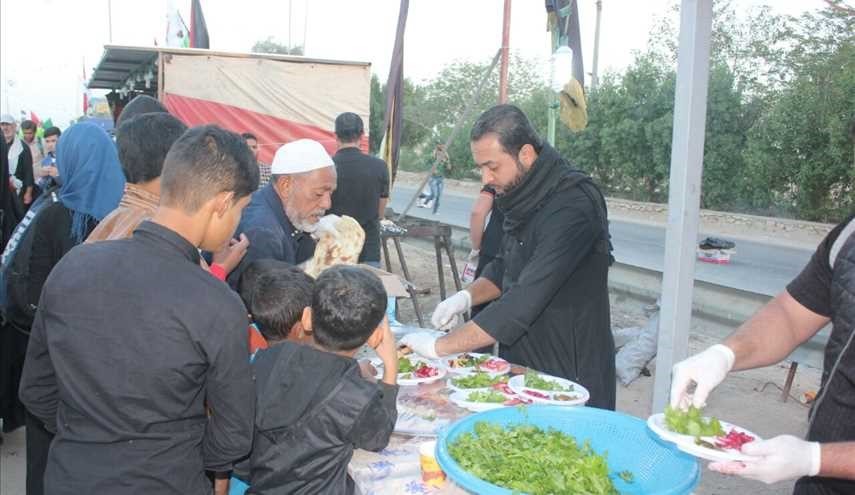 بالصور ...إطعام وخدمة زوار الإمام الحسين (ع)
