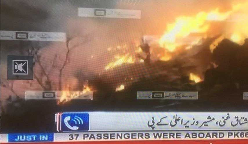 نخستین تصاویر از سقوط هواپیما در پاکستان