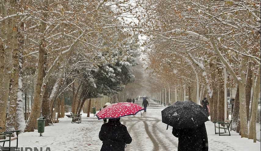 بارش برف پاییزی در مشهد، همدان و آستارا +عکس