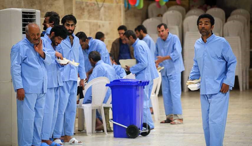 النوم في الكرتون لانهم بدون مأوي في طهران