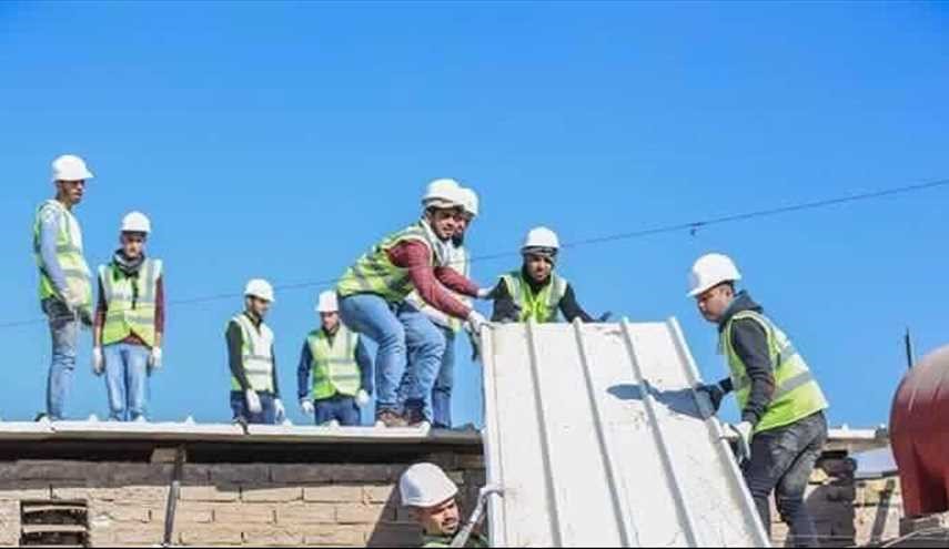 بالصور ...فريق خيري تطوعي عراقي يقوم بمساعدة العائلات الفقيرة في بناء منازلها