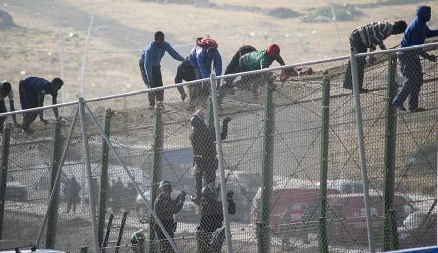اكثر من الف مهاجر يحاولون اقتحام السياج بين المغرب وسبتة الاسبانية
