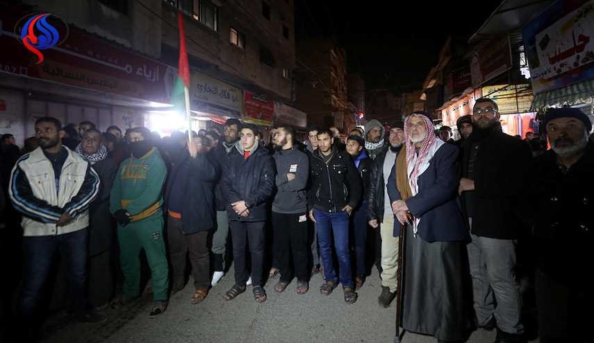 الفلسطينيون يحتفلون بعملية الدهس في القدس.. والكيان يقرر هدم منزل المنفذ