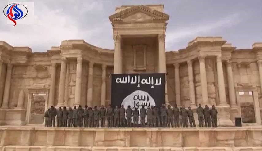 بالصورة: داعش تدمر واجهة المسرح الروماني والتترابليون