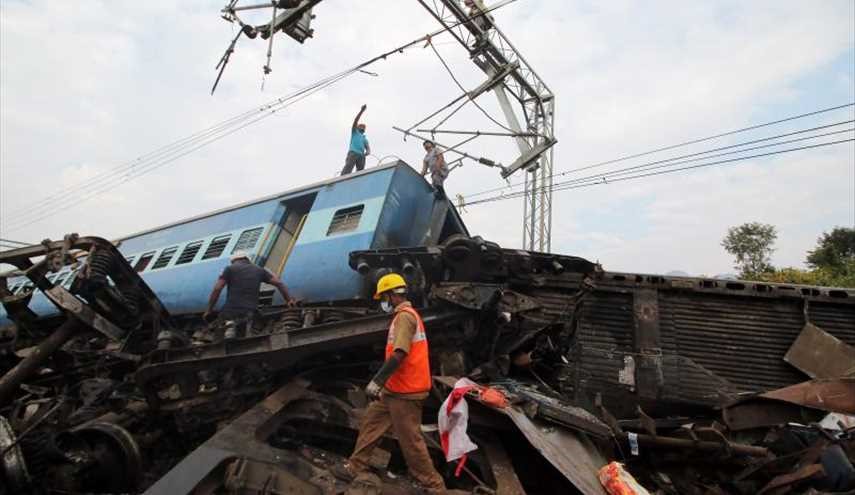 خروج مرگبار قطار از ریل در هند +عکس