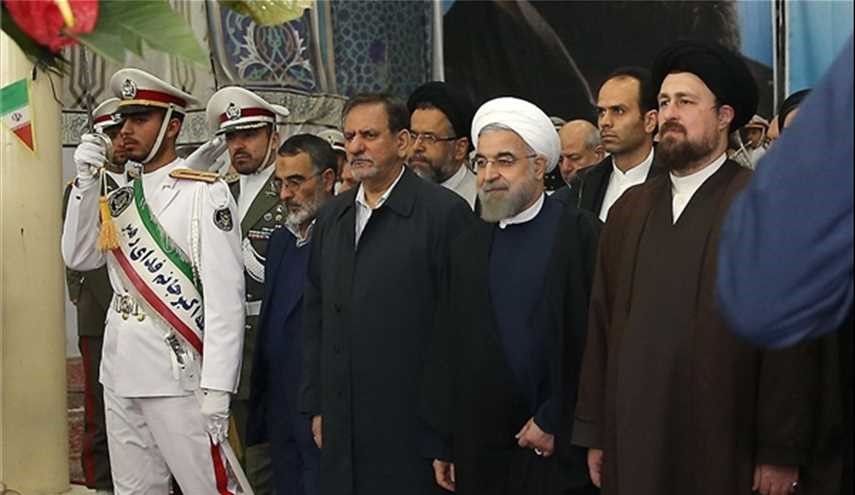 الرئيس روحاني واعضاء الحكومة يزورون مرقد الامام الراحل (رض)‌